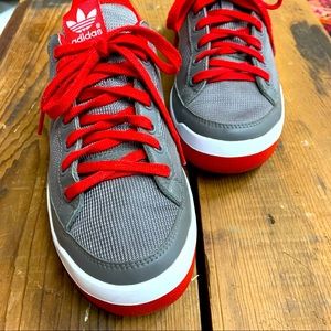 ADIDAS Rod Laver Tennis Shoe in Iron, Red & White -unusual- EUC
